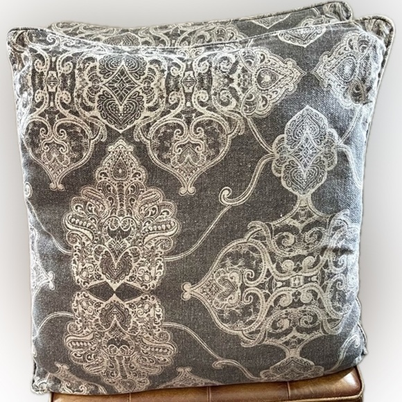 Pottery Barn 𝑃𝑖𝑙𝑙𝑜𝑤 & 𝑆𝘩𝑎𝑚 Set - Picture 1 of 4